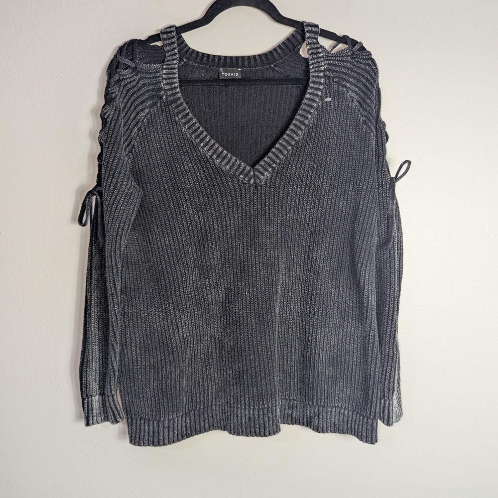 M/L Torrid Gray‎ Wash Cold Shoulder Lace Sleeve Sweater